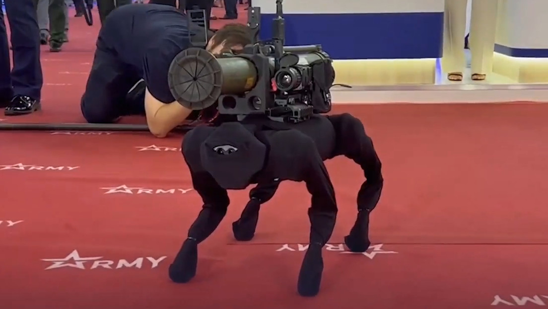 Roboterhund zielt mit Granatwerfer – Prototyp des russischen M-81 Robotersystems