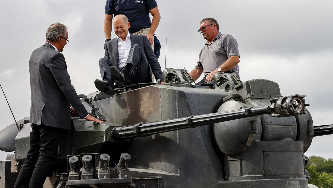 Scholz posiert auf Panzer in Putlos – Besuch bei ukrainischen Soldaten