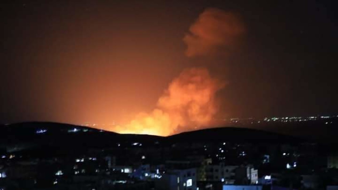 Heftige Explosionen: Zwei Zivilisten bei Luftangriffen Israels auf Syrien verletzt