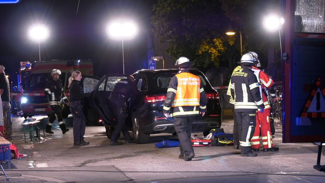 Rüsselsheim: Autofahrer rast in Feiergruppe – sechs Verletzte
