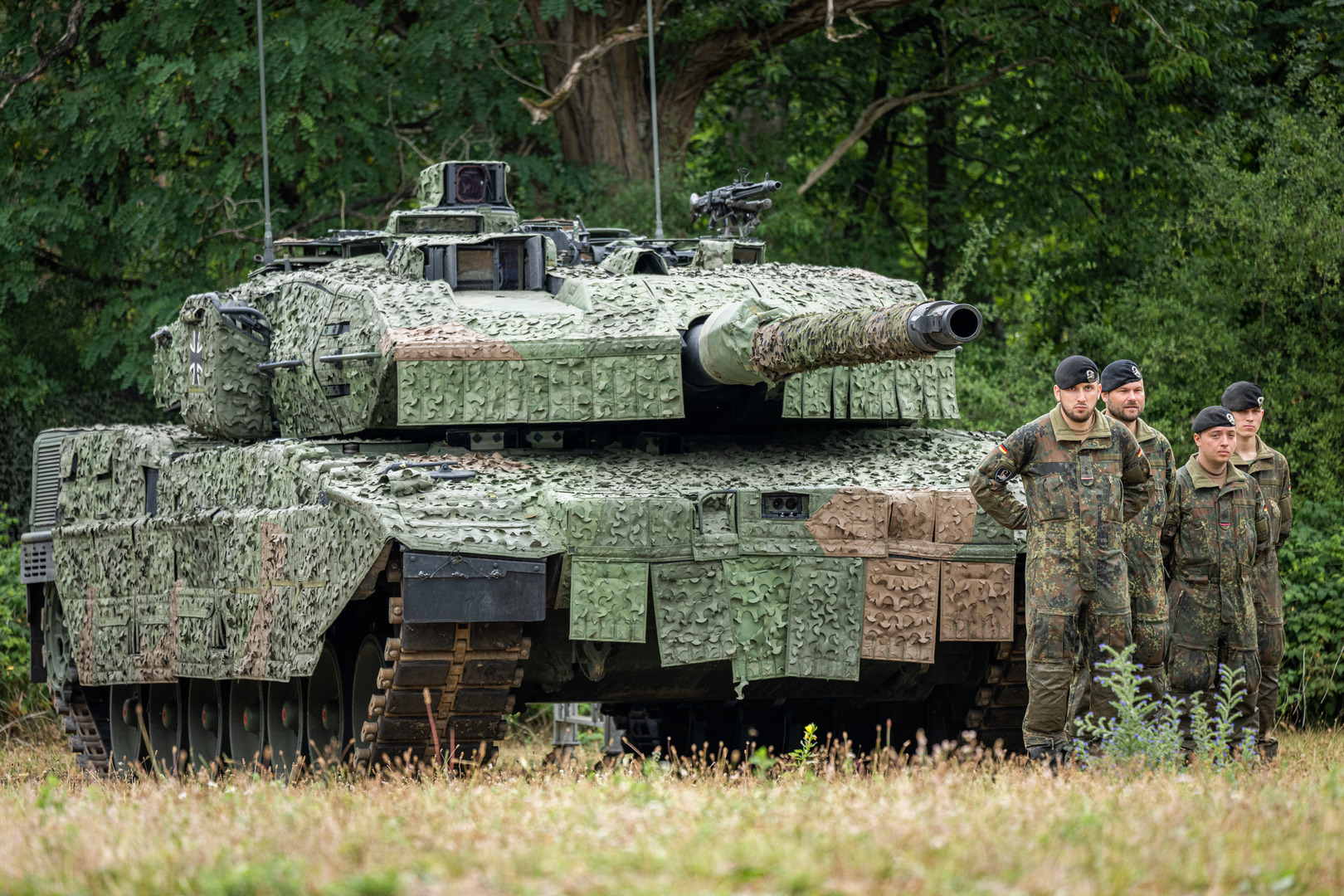 Леопард передали украине. Leopard 2a5 Бундесвер. Леопард 2 Бундесвер. Танки леопард 2. Леопард 2а4 ВСУ.