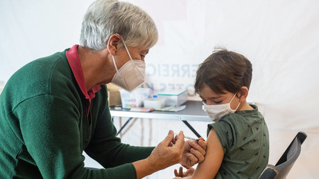 Verdachtsfälle schwerer Impfkomplikationen bei Kindern: Behörden verweigern Herausgabe der Daten