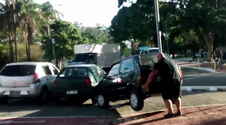 Hulk in Brazil? Cyclist lifts car out of bike lane with bare hands (VIDEO)