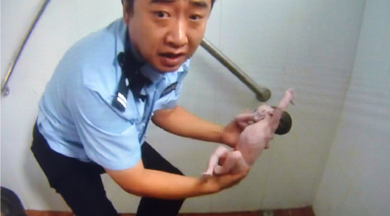 Heartwarming pics of Beijing hero cop rescuing baby girl from public toilet (PHOTOS)