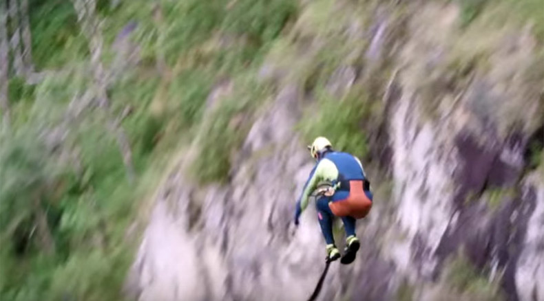Daredevil cliff-jumper breaks world record (VIDEO)