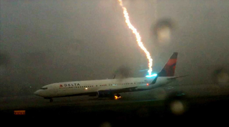Powerful lightning strikes Delta plane in Atlanta (VIDEO)