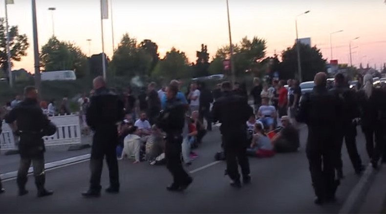 ‘Foreigners out!’ 30+ police injured after clashes at anti-migrant demo in Germany