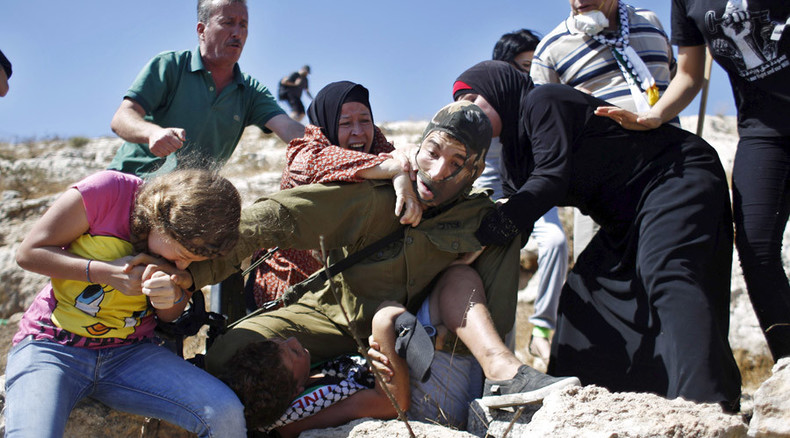 Palestinian women bite, fight off Israeli soldier trying to arrest 12-yo boy (PHOTOS, VIDEO)