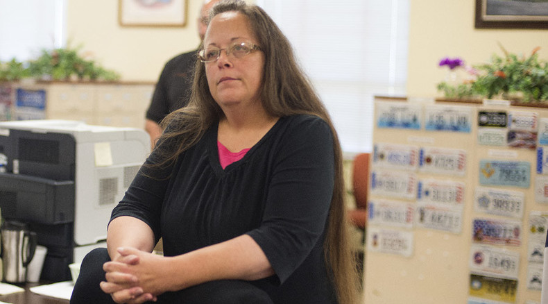 Judge orders Kim Davis to jail for holding up marriage licenses 
