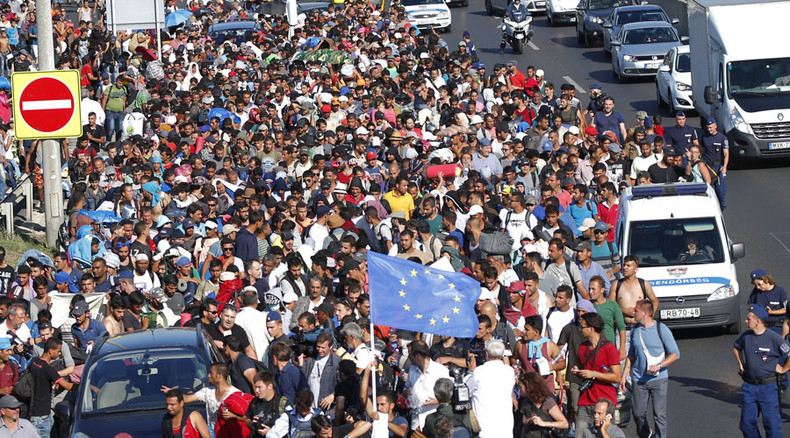 Refugee exodus: Hundreds march from Budapest to western Europe (PHOTOS, VIDEO)