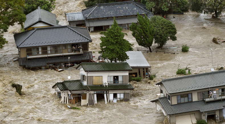 Freak Japan floods: Houses swept away, people trapped on roofs, 170k evacuated (VIDEOS)