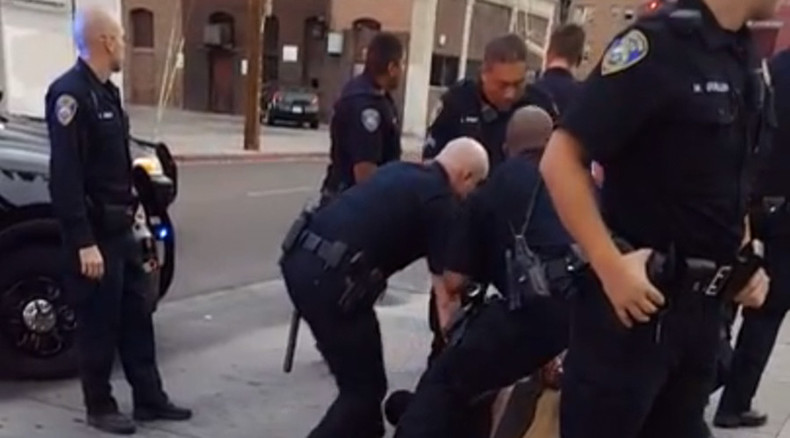 9 cops detain 1 US teen for refusing to use sidewalk (VIDEO)