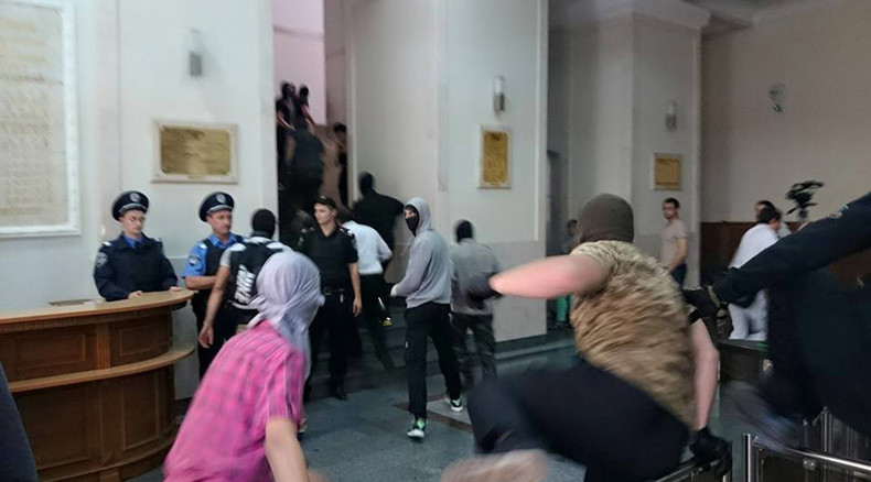 Around 200 masked men storm Kharkov city hall in Eastern Ukraine (PHOTOS, VIDEO)