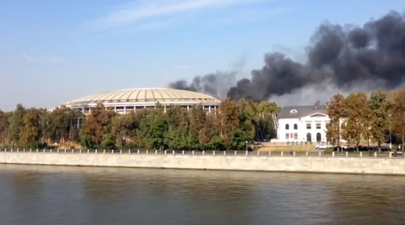 Plumes of black smoke as waste burned near 2018 World Cup final stadium in Moscow (VIDEO)