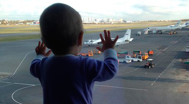 Sinai plane crash: 10-month girl becomes grieving symbol of Russia tragedy