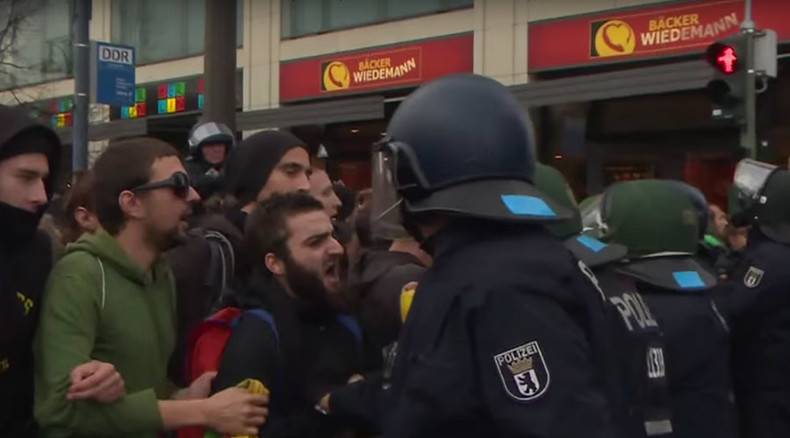 Berlin anti-migrant protest draws thousands, counter-rally scuffles with police (VIDEO)