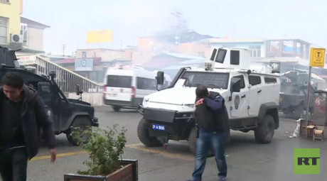 RT reporter teargassed while filming unrest in Diyarbakir, Turkey
