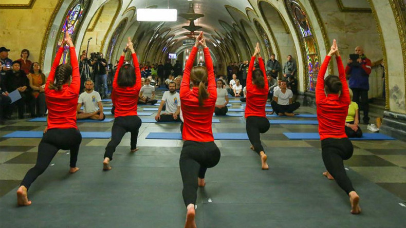 Muscovites indulge in some late-night yoga down in the metro (PHOTOS)
