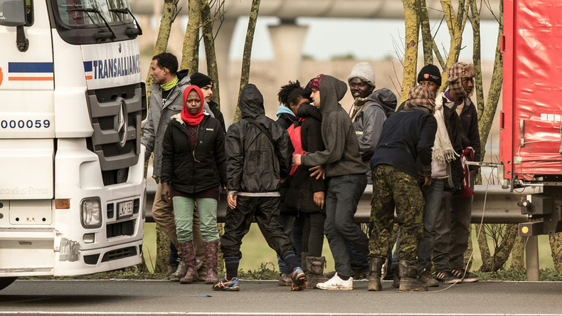 Hundreds of migrants try to storm Eurotunnel on Christmas Day
