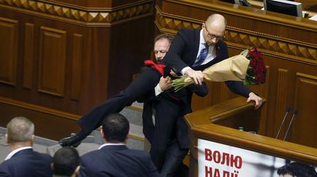 Rada rumble: Ukraine parliament fights it out as MP attempts to drag PM Yatsenyuk away (VIDEO)