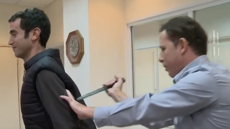 Israeli TV reporter stabbed & injured in knife-proof vest trial (VIDEO)