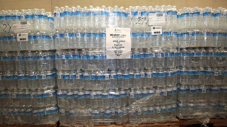 Police become door-to-door water delivery men in Flint as White House watches crisis