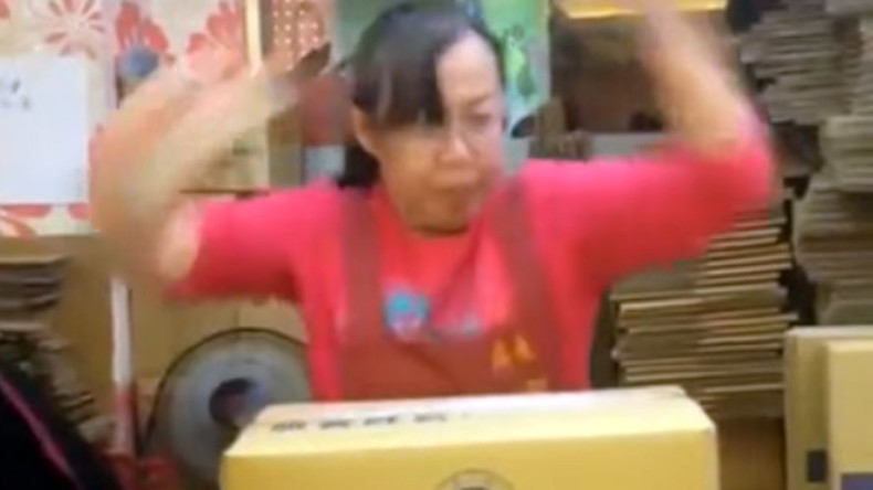 Kung fu boxing: Woman wows internet with fast packing skills (VIDEO)