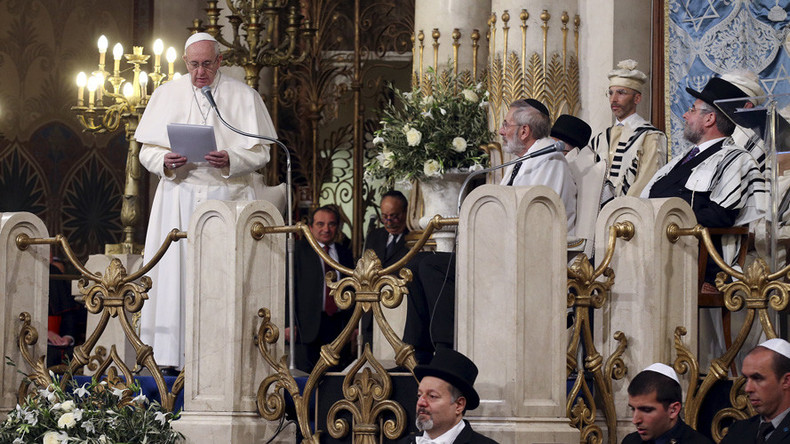 Pope Francis visits synagogue, says religion must not justify killings