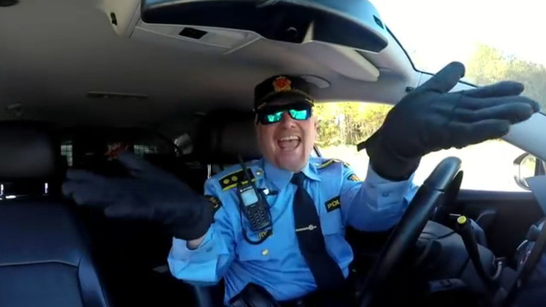Please don’t stop the music: Cop loves dancing to Rihanna (VIDEO)