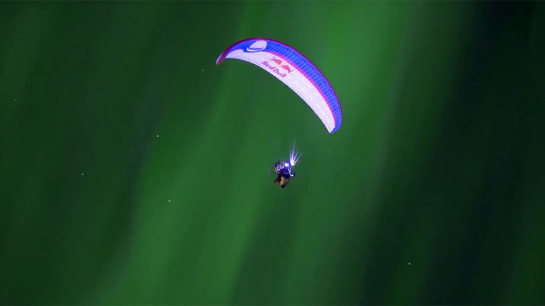 Tripping the light fantastic: Spanish paraglider ‘dances’ with Northern Lights in Norway (VIDEO)