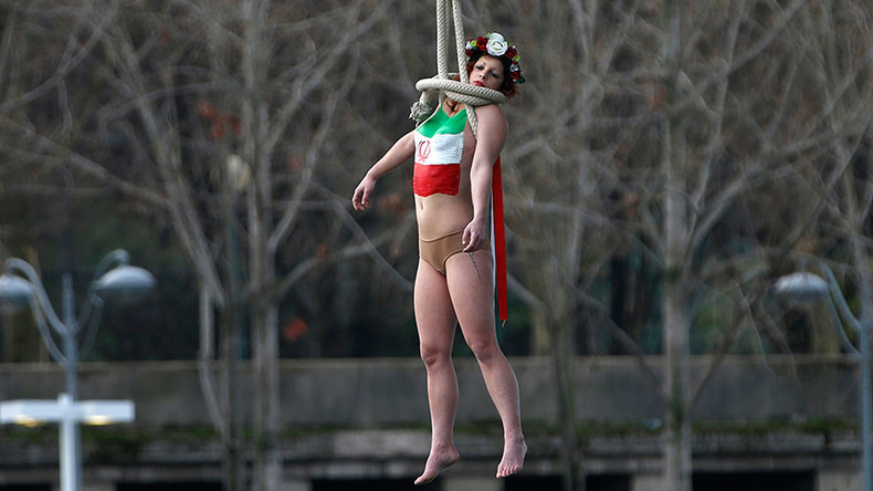 Topless FEMEN ‘hangs’ herself on Paris bridge to protest Rouhani’s visit (VIDEO)