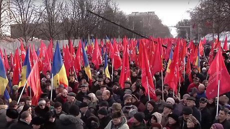 Tens of thousands protest in Moldova calling for snap elections (VIDEO)