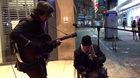Homeless singer buddies with busker for amazing performance