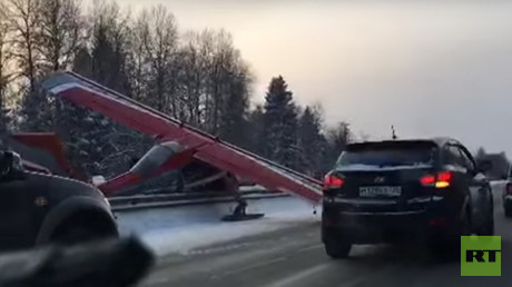 Small plane makes hard landing on Russian highway (VIDEO)