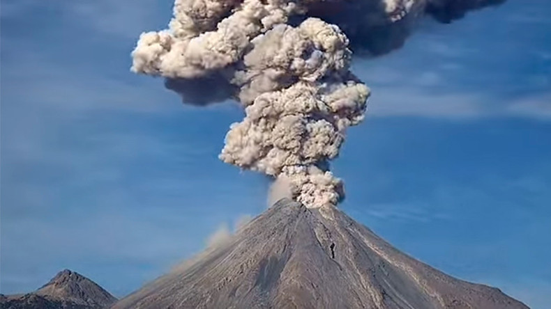 Violent Mexico volcano explosion caught on camera (TIMELAPSE)