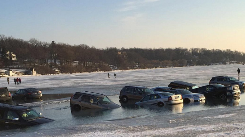 Cracked plan: 'Frozen' lake swallows up parked cars (VIDEO)