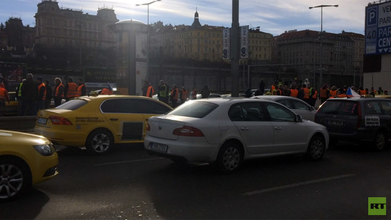 Hundreds of taxis block central Prague in anti-Uber protest (VIDEO)