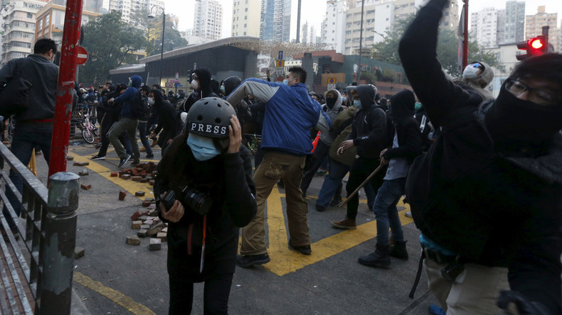 Hong Kong police clash with illegal street vendors (VIDEO)