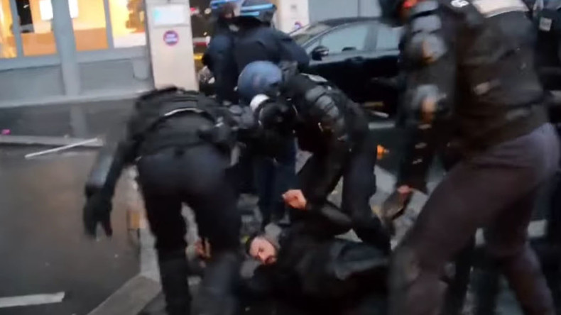 7 policemen injured, 17 people arrested during pro-Kurdish rally in Paris (VIDEO)