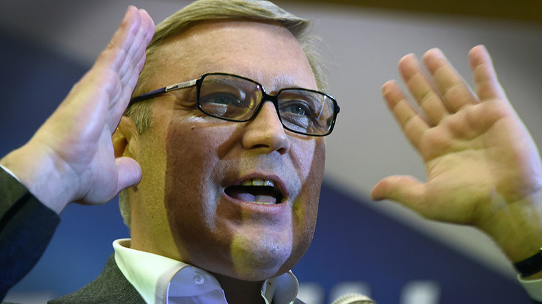 Activists egg opposition figure Kasyanov during central Russia campaign