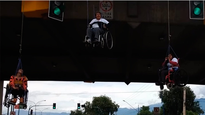 Wheelchair protesters suspend from bridge in Bolivia (VIDEO)