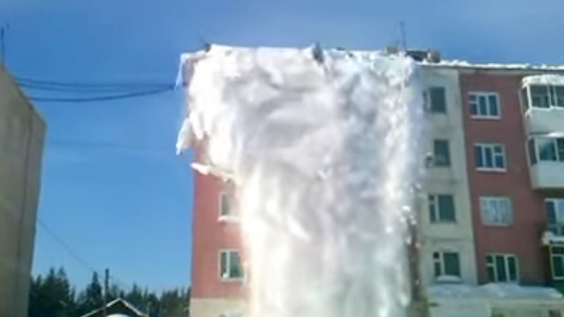 Rooftop avalanche sweeps cleaners off building (VIDEO)