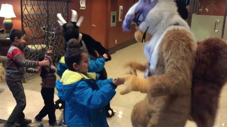 Syrian refugees welcomed by furry friends at Canadian convention (HEARTMELTING PHOTOS)