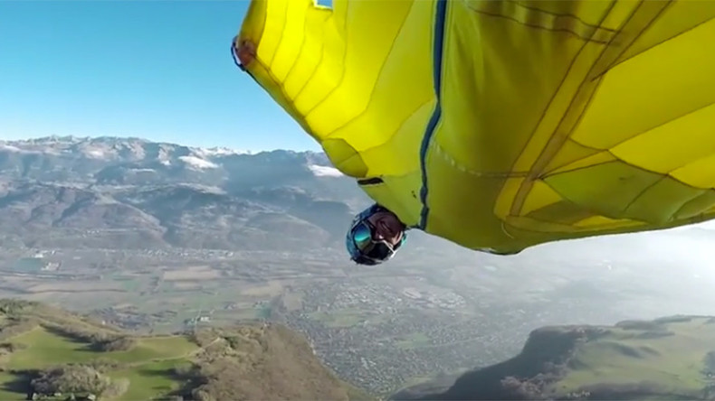 Wingsuit insanity: Stuntman jumps off cliff, dives between antennae (VIDEO)