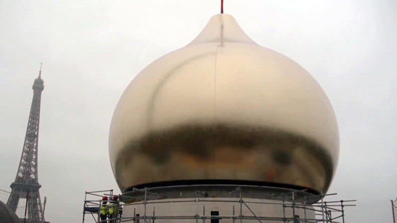 Huge golden dome rises over Paris skyline to crown Russian cathedral (VIDEO)