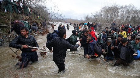 Hundreds of refugees cross into Macedonia from Greece