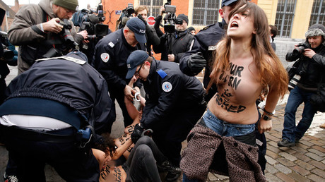 FEMEN vs Zeman: Czech President’s bodyguards wrestle topless activist at polling station (VIDEO)