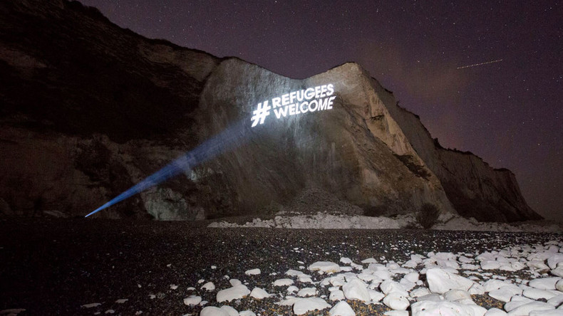 #RefugeesWelcome beamed onto White Cliffs of Dover ahead of far-right demo