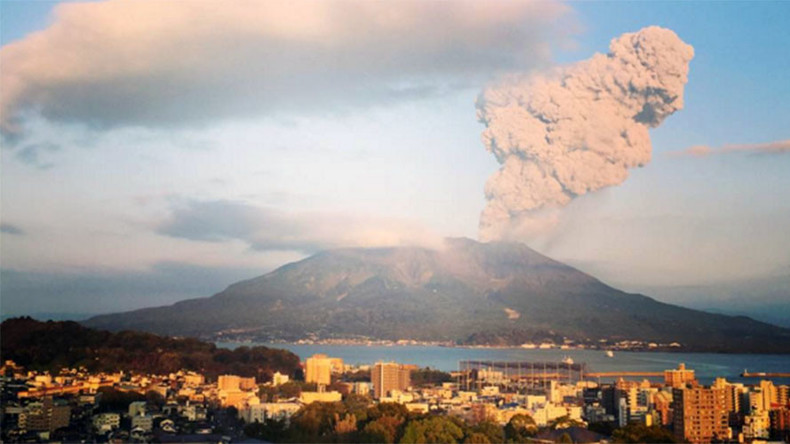 Big ash cloud hits 15,000ft after Sakurajima volcano eruption (PHOTOS)