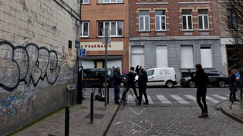 Female reporter attacked live on air in notorious Molenbeek (VIDEO)